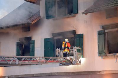 Vollbrand der Asylunterkunft in Unterweissach - Feuerwehr im Grosseinsatz